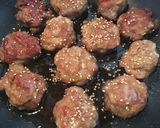 丸めて焼くだけ!簡単♪豚こまボール作り方4写真