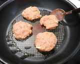 簡単！お弁当用ミニチーズハンバーグ作り方2写真