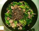 豚肉となばなの塩昆布炒め作り方3写真