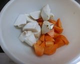 鶏肉と里芋と人参の煮物作り方1写真