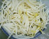 もやしと油揚げと豆腐の味噌汁☆作り方1写真