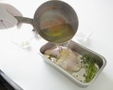 若鶏⾁のコンフィと冬野菜ハーブの香り作り方1写真