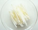 大根とかにかまのガーリック塩麹炒め作り方1写真