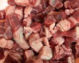 簡単な牛ステーキ肉とニンニクの芽炒め作り方1写真