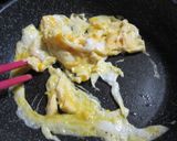 生姜たっぷり卵とカニカマの炒め物作り方2写真