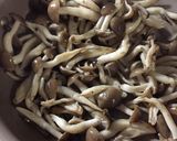 焼きしめじとカニかまのマヨあえ作り方1写真