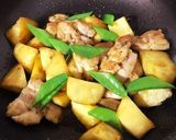 ボリューム満点！さつまいもと鶏の甘辛炒め作り方7写真