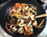 椎茸、人参、玉ねぎのすりごま炒め作り方3写真