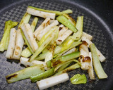 簡単副菜！小松菜と焼き竹輪のピリ辛和え作り方3写真