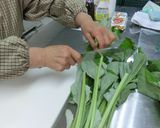 農家直伝　八尾若ごぼうの下処理（葉）作り方1写真