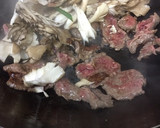 簡単！葉玉ねぎ牛肉、舞茸のオイスター炒め作り方2写真
