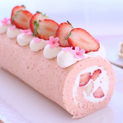 いちごの春色ロールケーキ by かっぱ橋浅井商店 【クックパッド