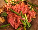 豚肉、ニンニクの芽、新玉ねぎの辛味噌炒め作り方1写真