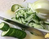 鶏肉と玉ねぎ、キュウリの ゴマだれ和え作り方1写真