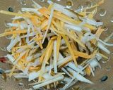 季節の野菜のもずく酢和え作り方4写真