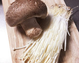 大きな椎茸とエノキのきのこおかゆ作り方1写真