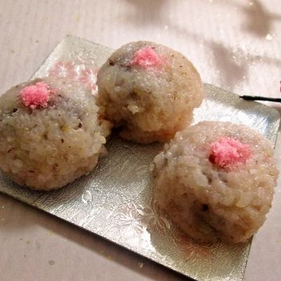 でんでꕤ.·*.　おもち9点　だるリン3点 さくらもち２点 小梅2点 えーちゃん！ | からからせんべい 三角に曲げて包まれた 固いお