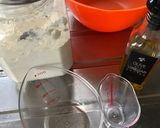 計量カップと小麦粉でつくるフライパンピザ作り方1写真