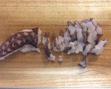 簡単☆生タコの皮とワカメの醤油マヨ和え作り方3写真