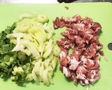 簡単！セロリと豚肉の塩にんにく炒め。作り方1写真
