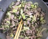 簡単！セロリと豚肉の塩にんにく炒め。作り方3写真