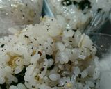 白だしで☆ワカメゆかりおにぎり作り方5写真