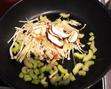 余ったカレーでセロリときのこのカレー炒め作り方2写真