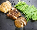 簡単！しいたけニラ玉(ダシ風味)作り方1写真