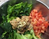 ほうれん草とサバの味噌煮缶で春巻きサラダ作り方1写真