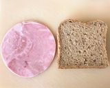 丸いハムを四角いパンにフィットさせる!作り方1写真