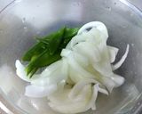 春！絹さやとじゃが玉(ねぎ)のお味噌汁作り方1写真