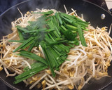 ちっちゃいおかず・もやしとニラ炒め作り方3写真