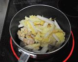 麦味噌で鶏もも肉とトロトロ白菜の味噌汁作り方3写真