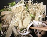 たっぷりキノコとアスパラのラーメン作り方3写真