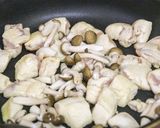 鶏ムネ肉としめじのマヨネーズ醤油炒め✨作り方2写真