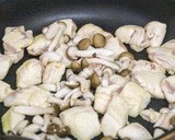 鶏ムネ肉としめじのマヨネーズ醤油炒め✨作り方2写真