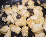 鶏ムネ肉としめじのマヨネーズ醤油炒め✨作り方3写真