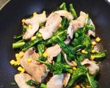 豚バラと菜の花の、味噌バターコーン炒め作り方3写真