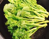 あと1品に☆菜の花のペペロンチーノ炒め作り方1写真