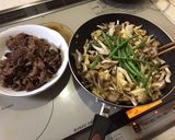 牛肉とタケノコとキノコの ガーリック炒め作り方2写真