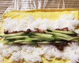 卵で巻き巻き☆梅ときゅうりの細巻き作り方4写真