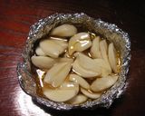 簡単おつまみ　まるごとにんにく焼きごま油作り方3写真
