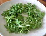 春菊と玉葱のレーズンドレッシングサラダ作り方5写真