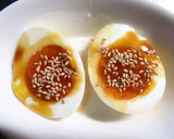 半熟ゆでたまご♪醤油とゴマで即席味玉風！作り方3写真