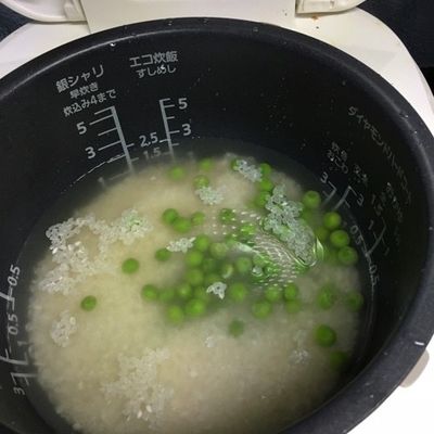 まめごはんページ 今朝は豆ご飯♡🫛甘いお豆の風味を引き立たせるために塩は強めで