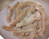 辛子が決めて！コンニャクとセロリ炒め☆作り方1写真