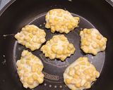 簡単！掴み食べにも♪焼くコーンフリッター作り方2写真