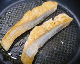 簡単！銀鮭ムニエル☆アボカドソース作り方3写真