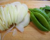 スナップえんどうと玉ねぎのお味噌汁♪作り方1写真