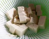 ワカメ、豆腐、鶏肉を炒めてみて!作り方1写真